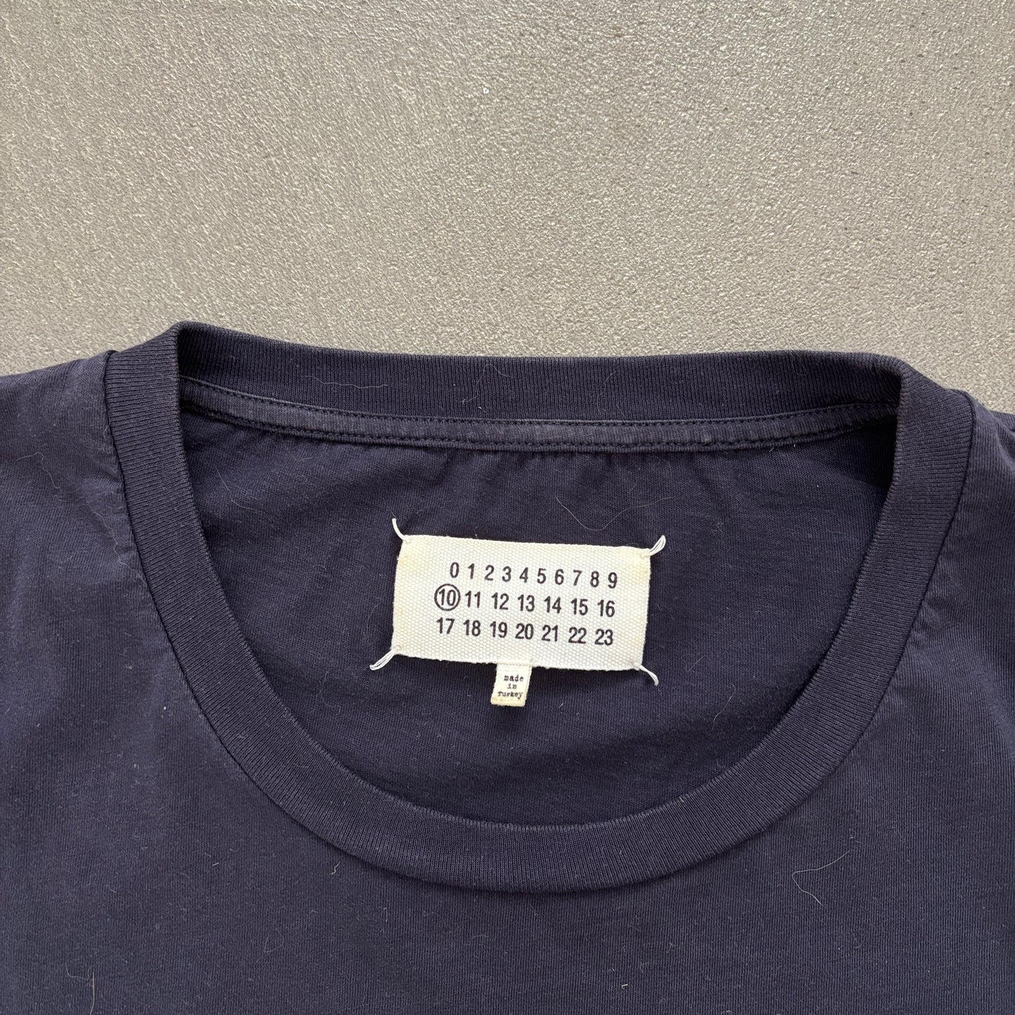 MAISON MARGIELA STITCH TEE NAVY [M]
