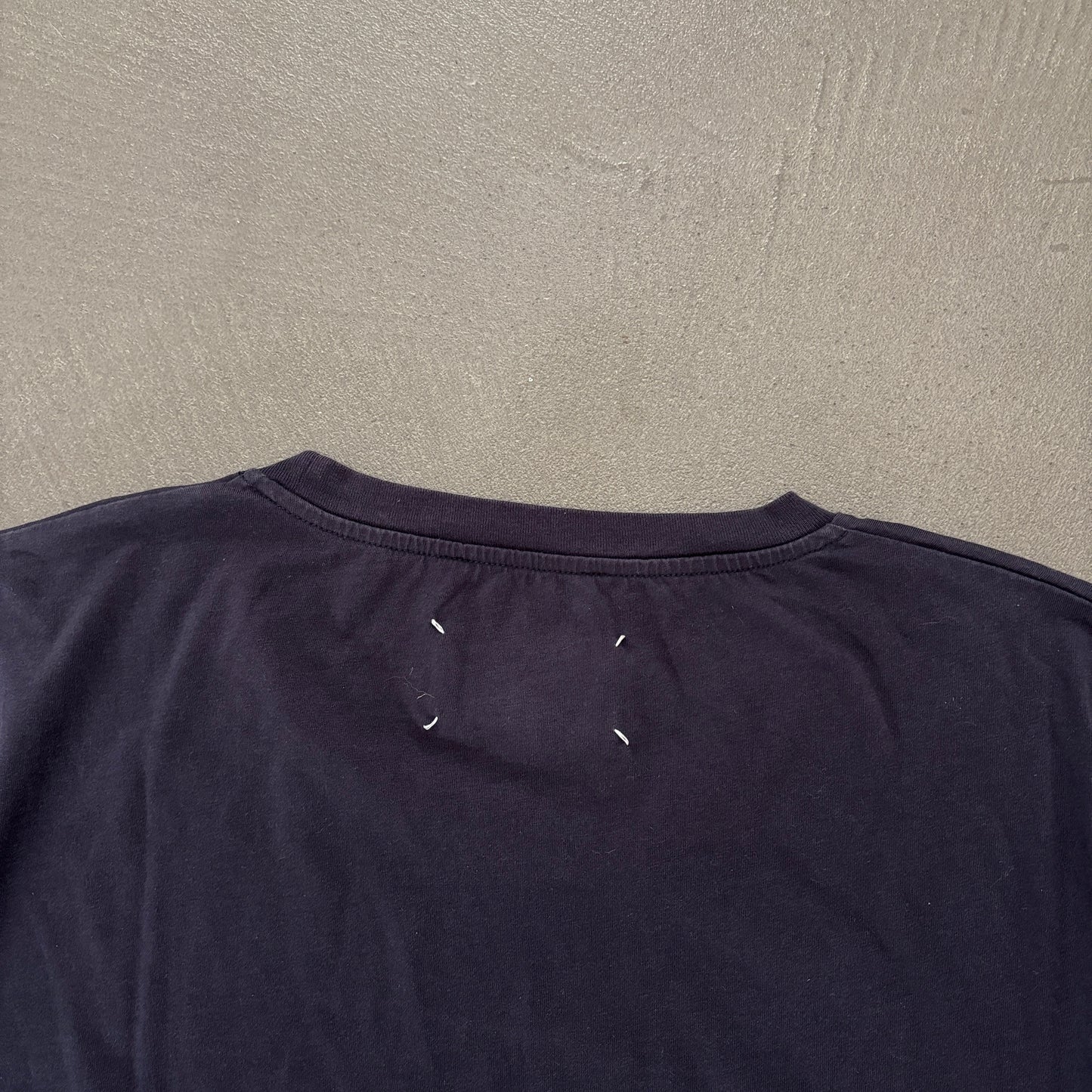 MAISON MARGIELA STITCH TEE NAVY [M]
