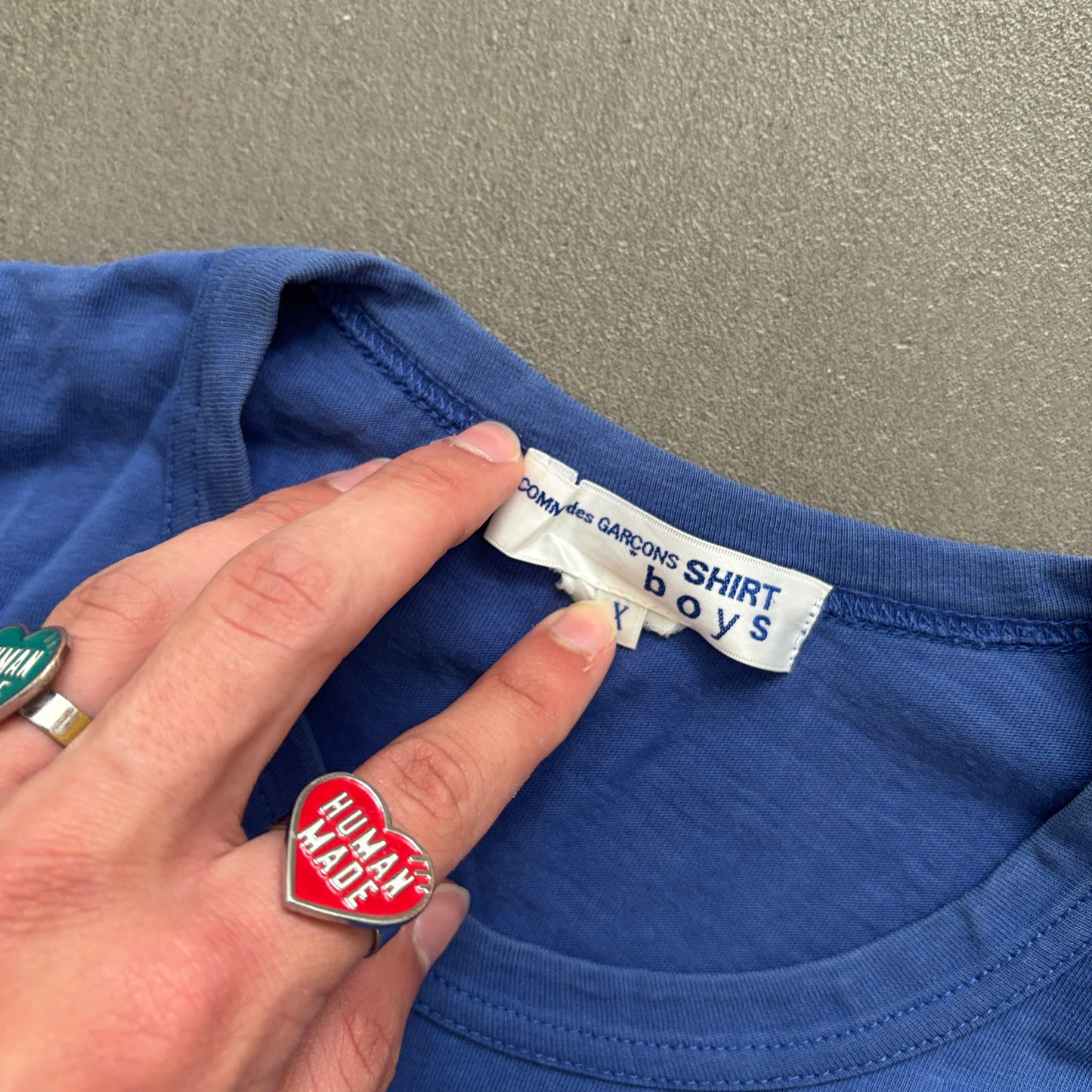 COMME DES GARCONS BOYS TEE BLUE [XL]