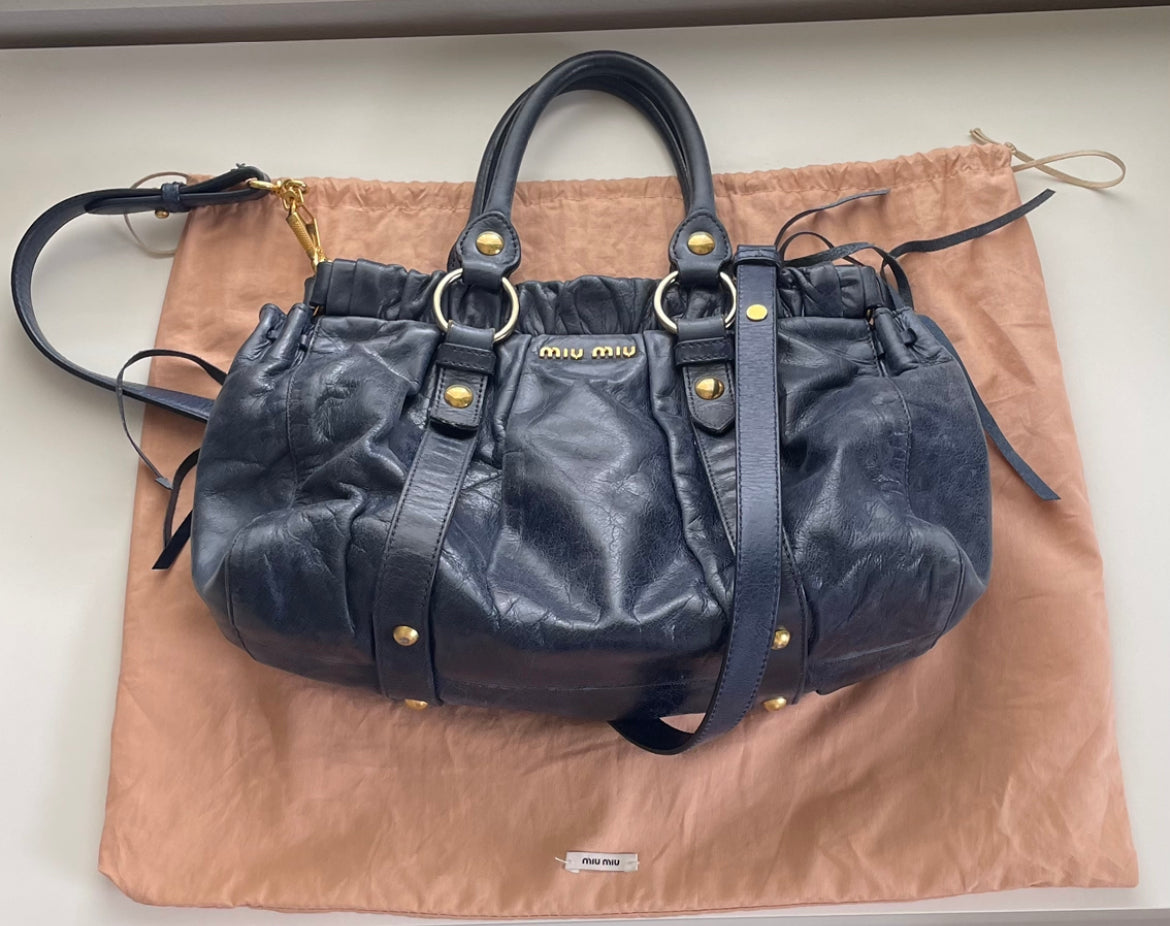 MIUMIU MESSENGER/SAC À MAIN EN CUIR MARINE