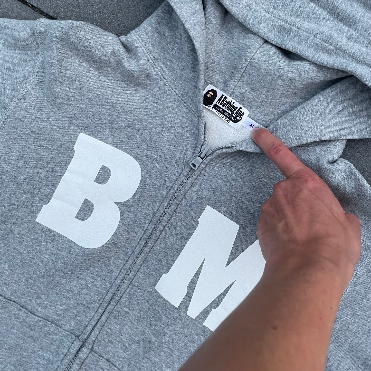 BAPE BABY MILO FELPA CON CAPPUCCIO E ZIP GRIGIA [M]