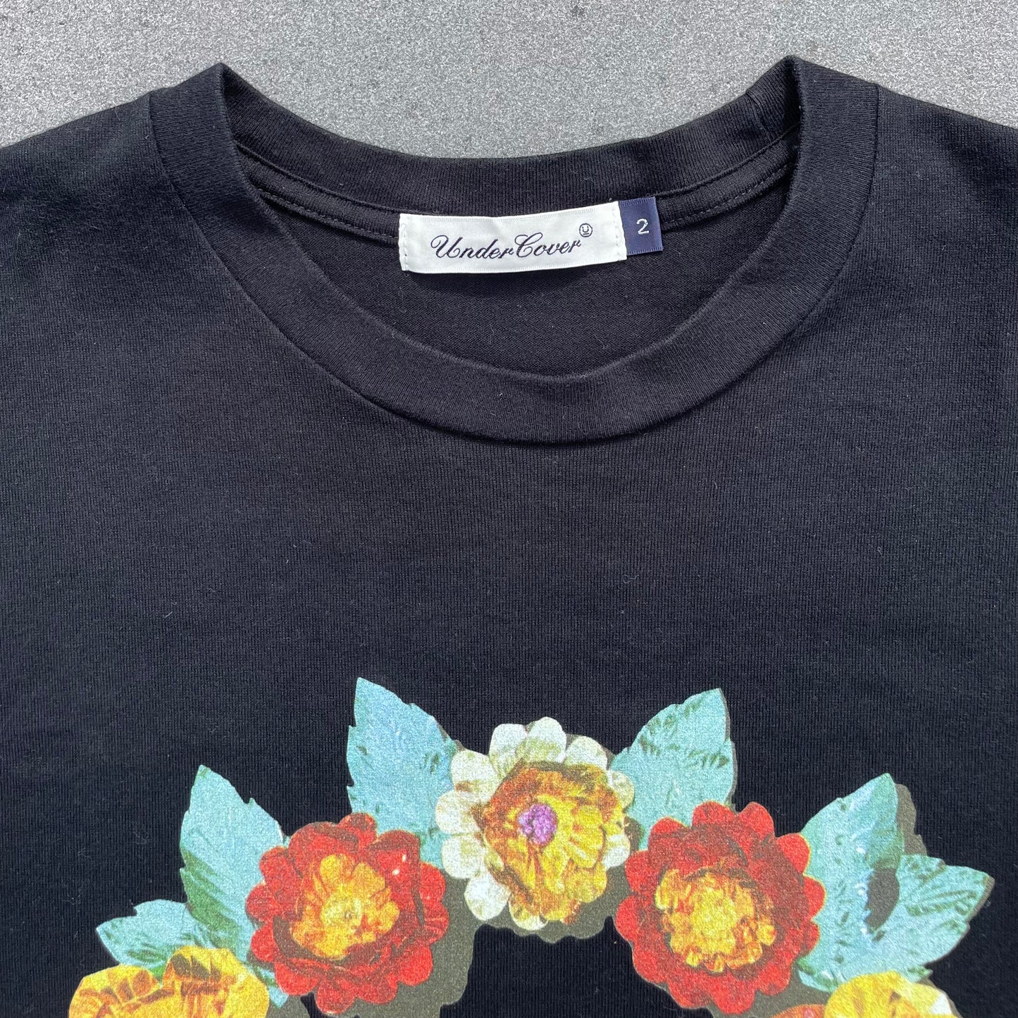 UNDERCOVER FLORAL HEROES TEE BLACK [M]