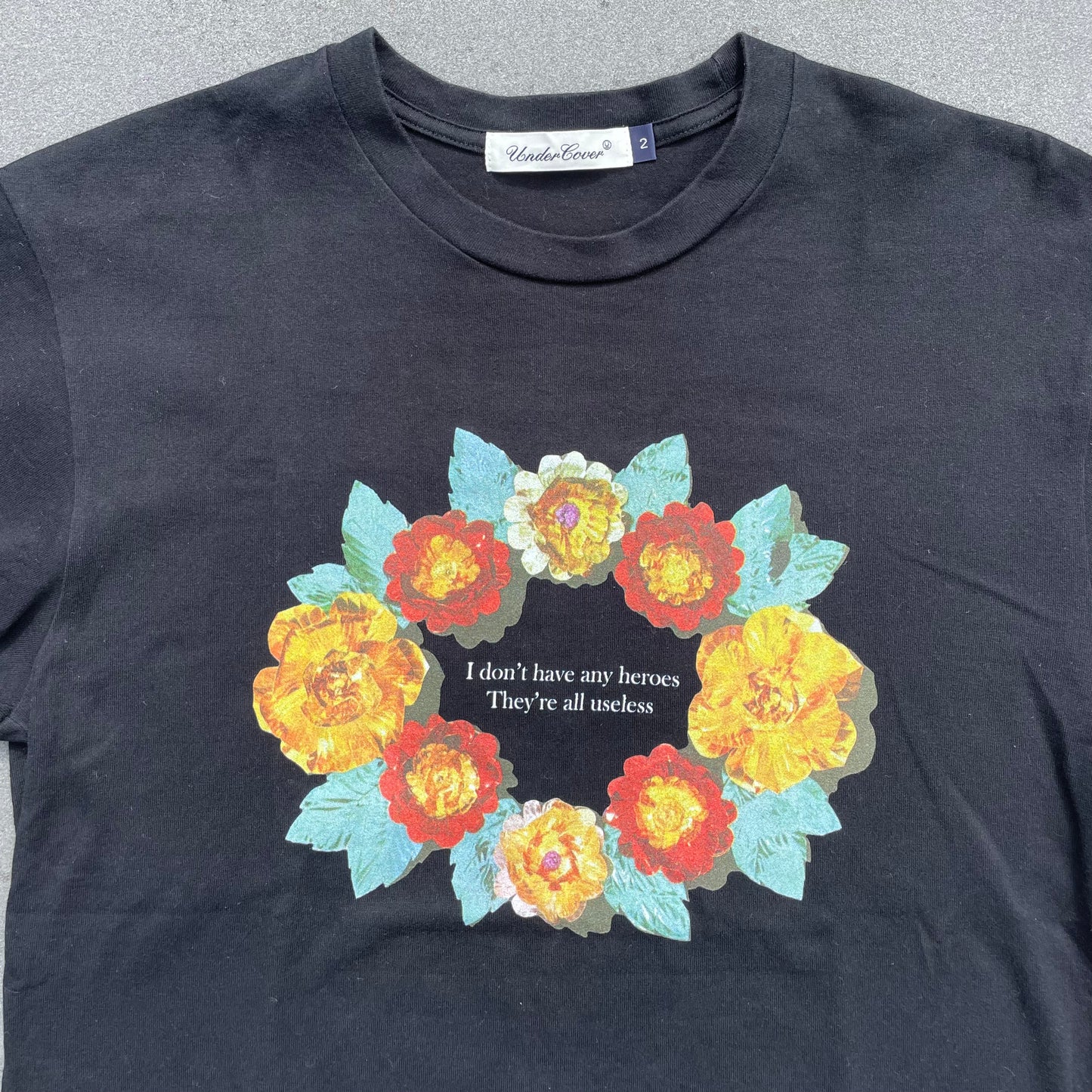 UNDERCOVER FLORAL HEROES TEE BLACK [M]